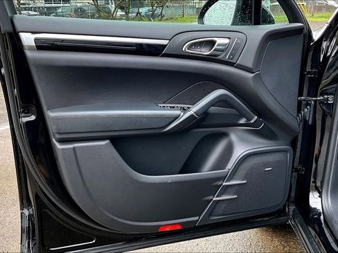 Used 2014 Porsche Cayenne Platinum Edition image 22