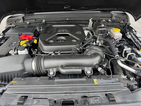 Used 2025 Jeep Wrangler Unlimited Rubicon image 12