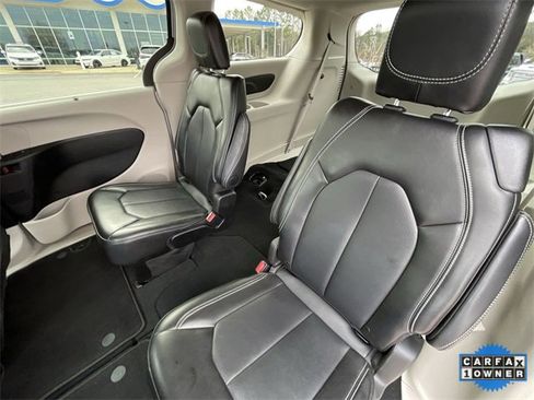 Used 2024 Chrysler Pacifica Touring-L image 17