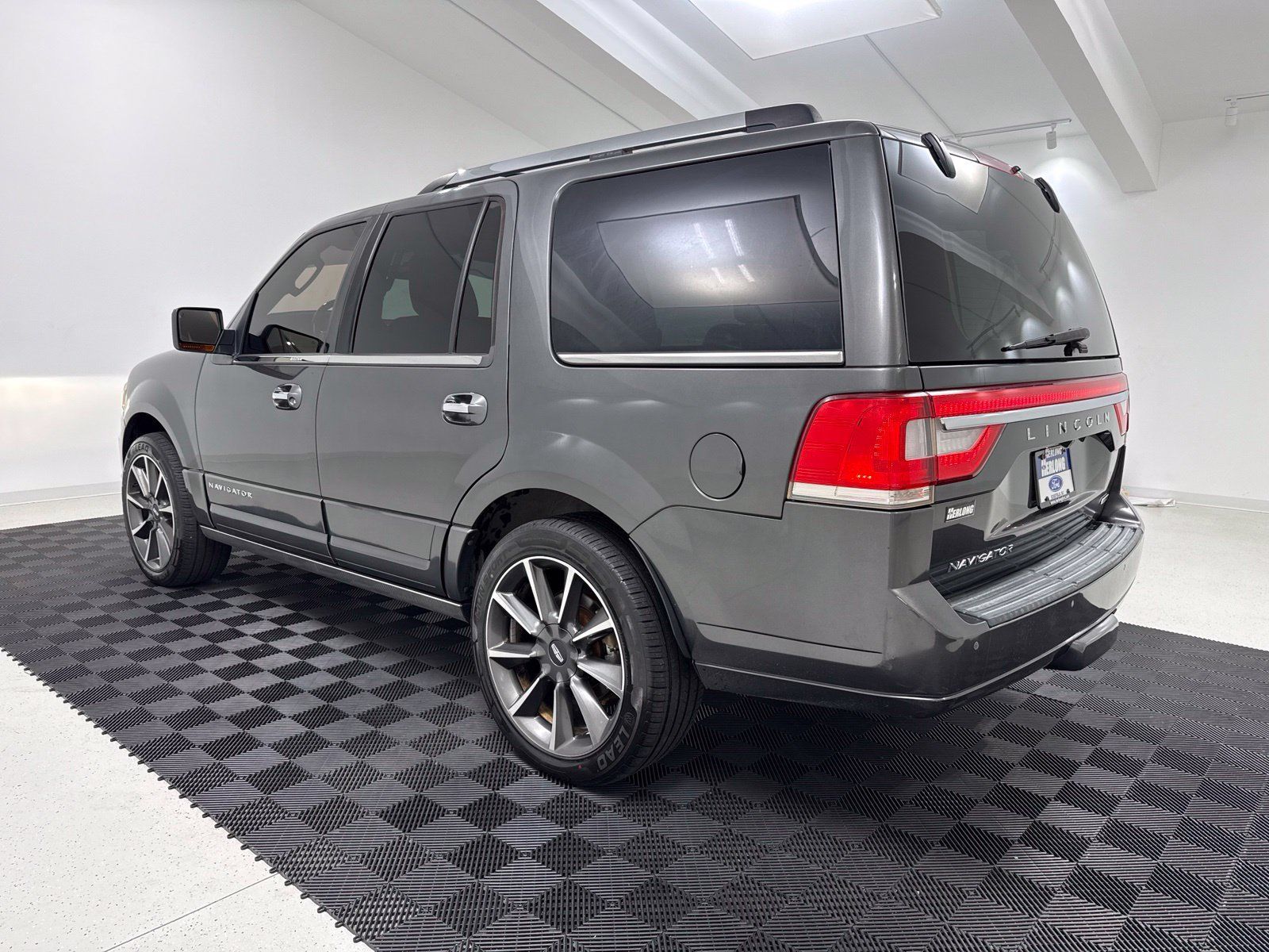 Used 2016 Lincoln Navigator Reserve AWD/4WD image 5