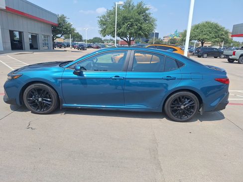 Used 2025 Toyota Camry SE image 3