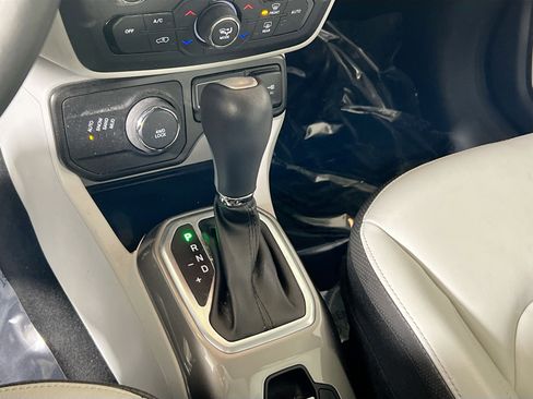 Used 2022 Jeep Renegade Limited AWD/4WD image 17
