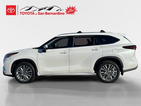 Certified 2025 Toyota Highlander Platinum AWD/4WD image 2