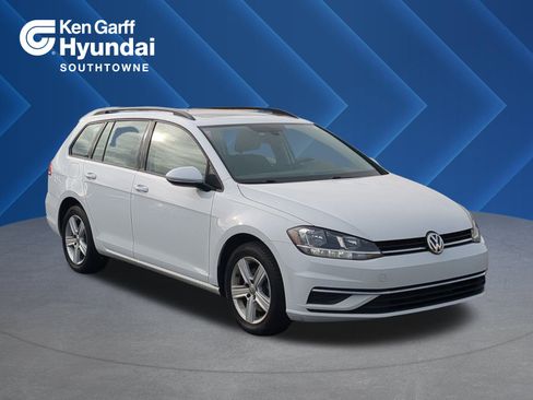 Used 2018 Volkswagen Golf S image 1