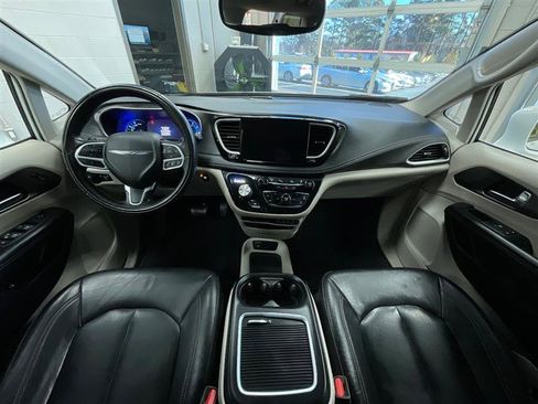 Used 2022 Chrysler Pacifica Touring-L w/ Uconnect Theater Family Group image 18