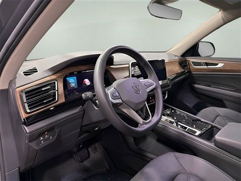 Used 2024 Volkswagen Atlas SE w/ Panoramic Sunroof Package image 10