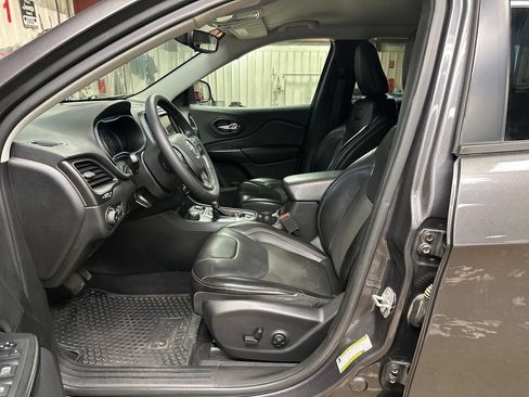 Used 2019 Jeep Cherokee Trailhawk w/ Cold Weather Group AWD/4WD image 14