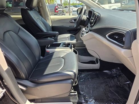 Used 2024 Chrysler Pacifica Limited FWD image 14