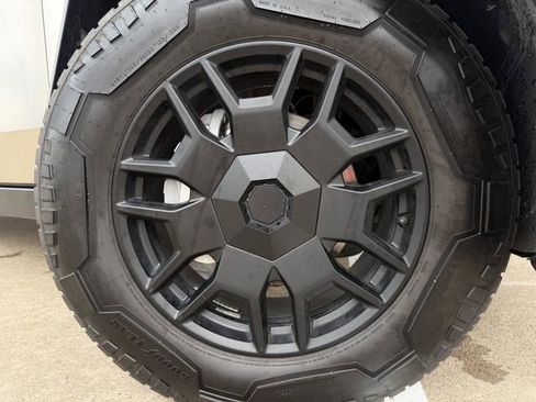 Used 2024 Tesla Cybertruck AWD Crew Cab image 9