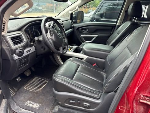 Used 2018 Nissan Titan PRO-4X w/ Pro-4x Convenience Package AWD/4WD image 3
