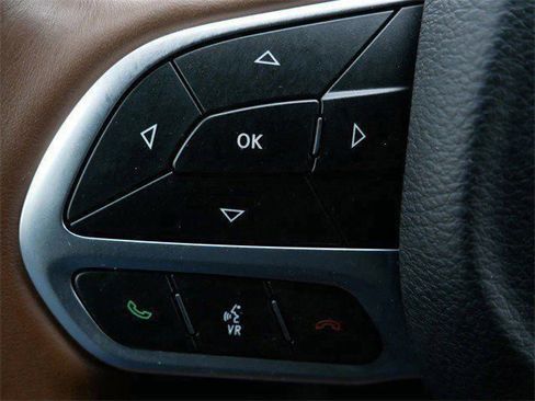 Used 2017 Chrysler Pacifica Limited image 25