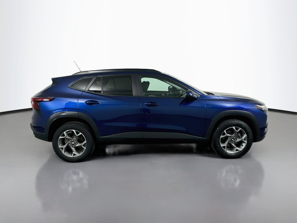 Used 2024 Chevrolet Trax LT w/ LT Convenience Package FWD image 4