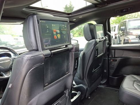 Certified 2018 Chrysler Pacifica Touring-L Plus FWD image 11