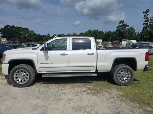 Used 2019 GMC Sierra 2500 Denali w/ Duramax Plus Package AWD/4WD image 3