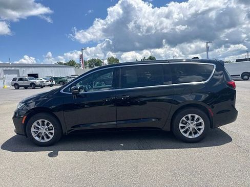 Used 2025 Chrysler Pacifica Select AWD/4WD image 4