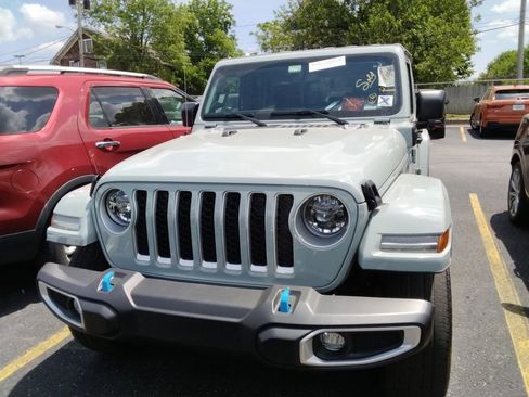 Used 2023 Jeep Wrangler Unlimited Sahara w/ Cold Weather Group AWD/4WD image 7