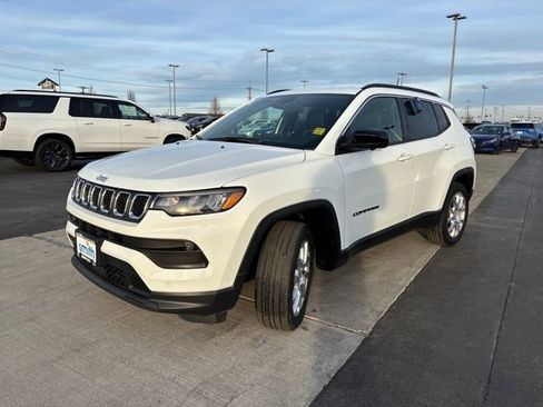 Used 2024 Jeep Compass Latitude AWD/4WD image 7