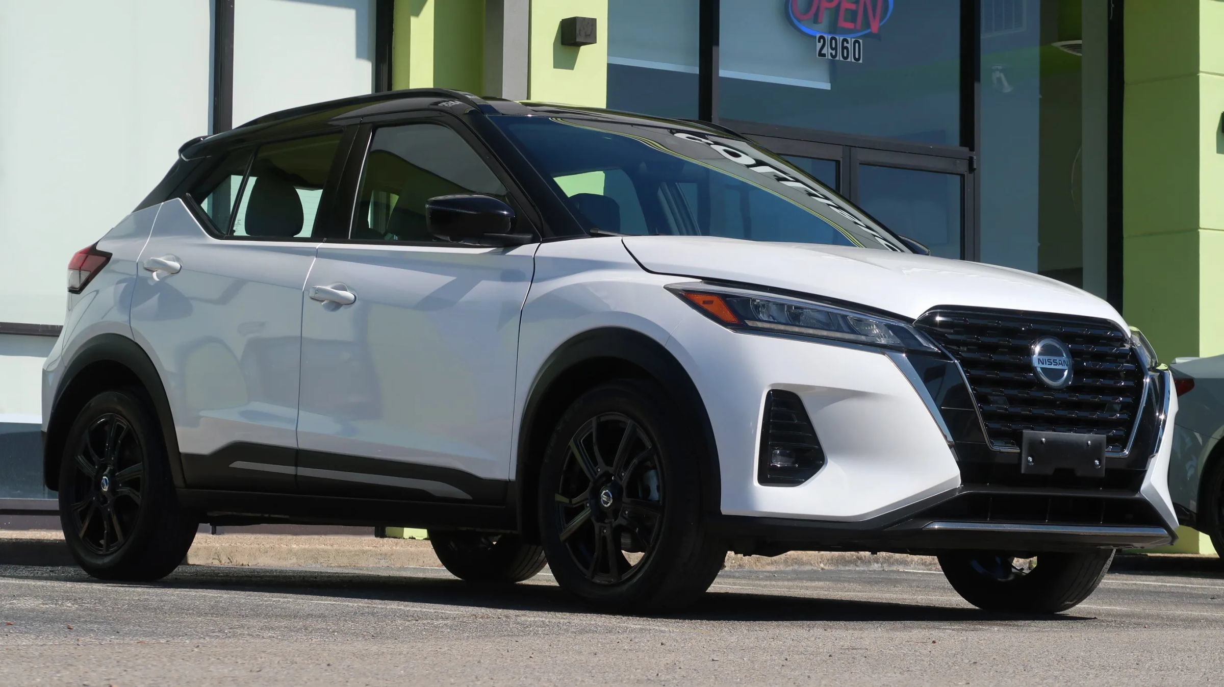 Used 2021 Nissan Kicks SR w/ SR Premium Package FWD image 6