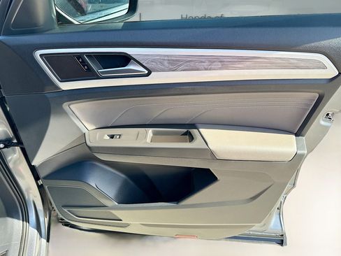 Used 2022 Volkswagen Atlas Cross Sport SE image 34