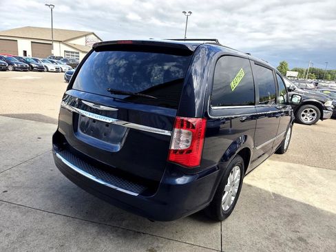 Used 2013 Chrysler Town & Country Touring image 5