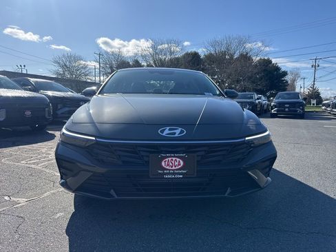Certified 2025 Hyundai Elantra SE FWD image 3