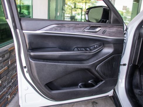 Used 2023 Jeep Grand Cherokee Limited image 9