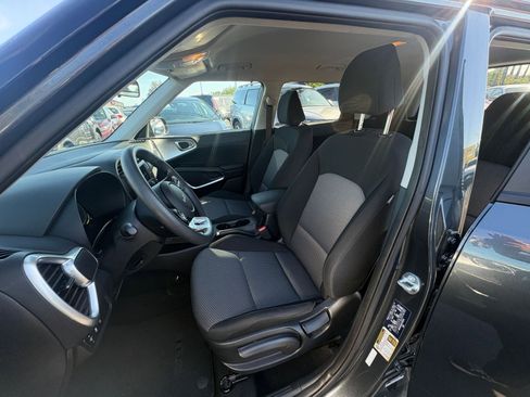 Used 2025 Kia Soul LX w/ LX Technology Package FWD image 34