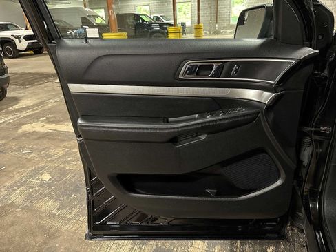 Used 2016 Ford Explorer XLT w/ Equipment Group 202A AWD/4WD image 30