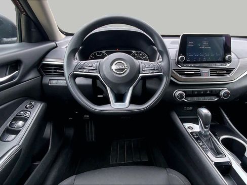 Used 2024 Nissan Altima 2.5 SV FWD image 7