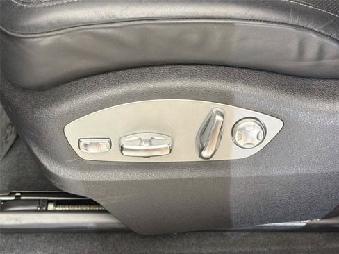Certified 2024 Porsche Macan w/ Premium Plus Package AWD/4WD image 32