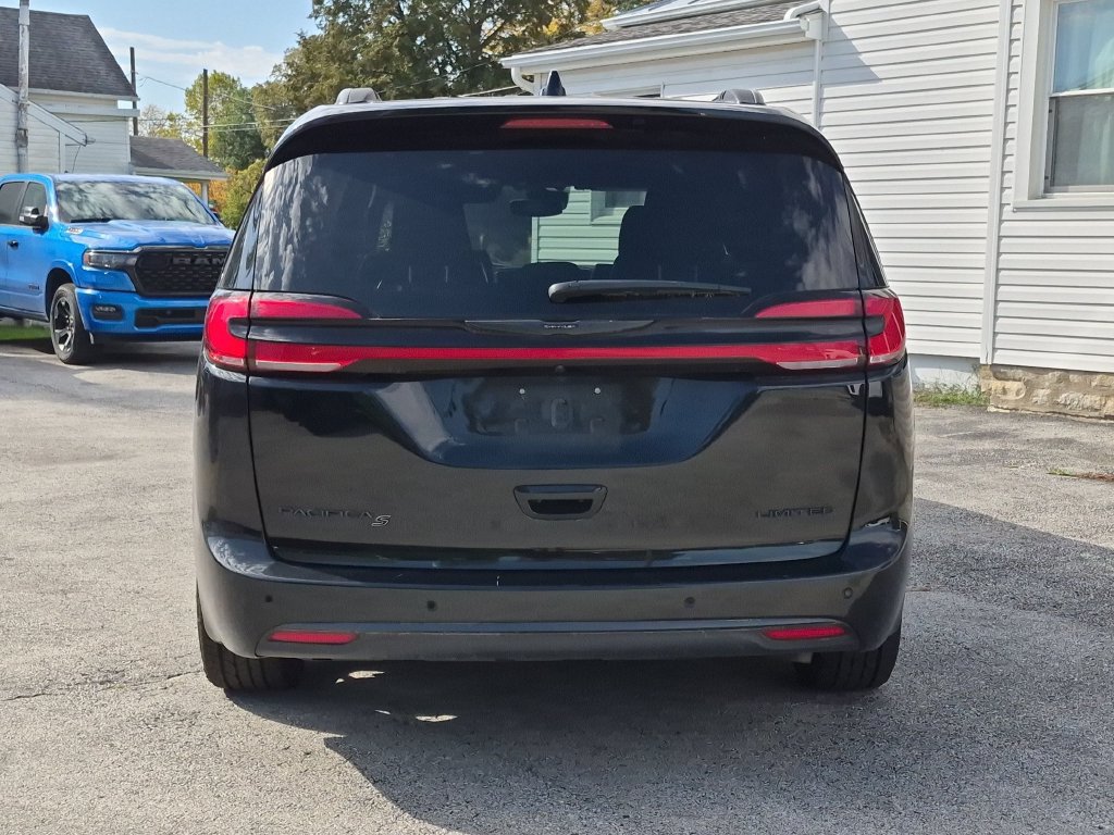 Used 2025 Chrysler Pacifica Limited FWD image 3