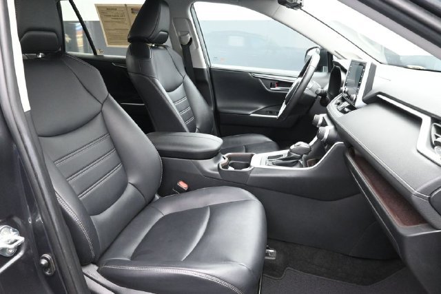 Used 2019 Toyota RAV4 Limited FWD image 31