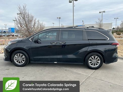 Used 2022 Toyota Sienna XLE image 4