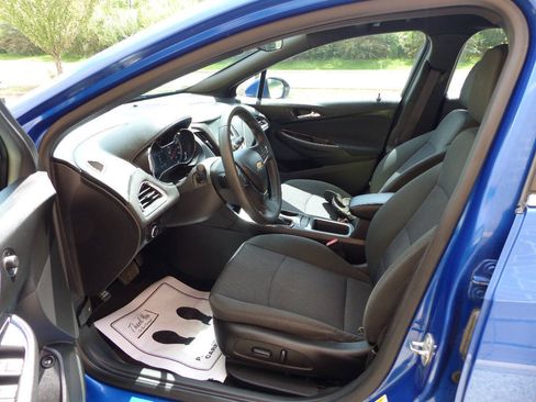 Used 2017 Chevrolet Cruze LT w/ Convenience Package FWD image 23