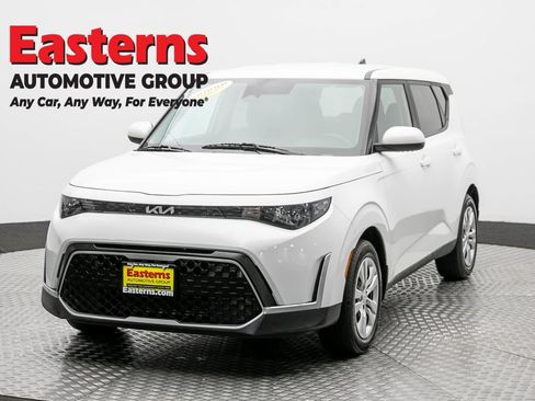 Used 2023 Kia Soul LX FWD image 1