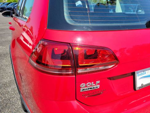 Used 2017 Volkswagen Golf Alltrack SE AWD/4WD image 12