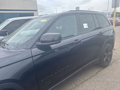 Used 2024 Jeep Grand Cherokee Limited w/ Luxury Tech Group II AWD/4WD image 18