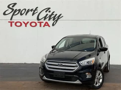 Used 2019 Ford Escape SE image 1