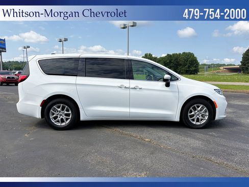 Used 2023 Chrysler Pacifica Touring-L FWD image 4