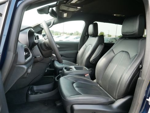 Used 2025 Chrysler Pacifica Select FWD image 32
