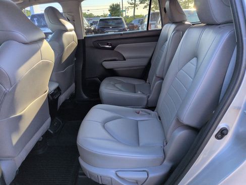 Used 2021 Toyota Highlander XLE AWD/4WD image 25
