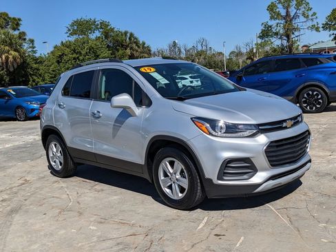 Used 2019 Chevrolet Trax LT w/ LT Convenience Package image 2