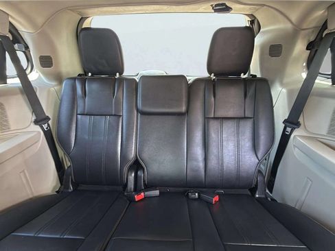 Used 2015 Chrysler Town & Country Touring-L w/ Driver Convenience Group FWD image 19