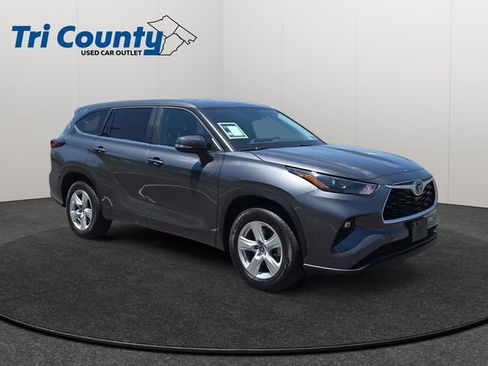 Certified 2025 Toyota Highlander LE FWD image 1