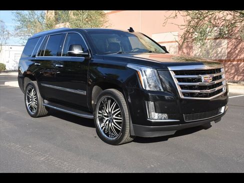 Used 2017 Cadillac Escalade Luxury image 2