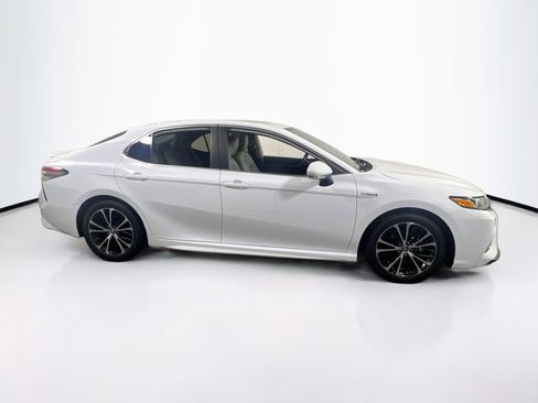 Used 2019 Toyota Camry SE w/ Sunroof Package image 4