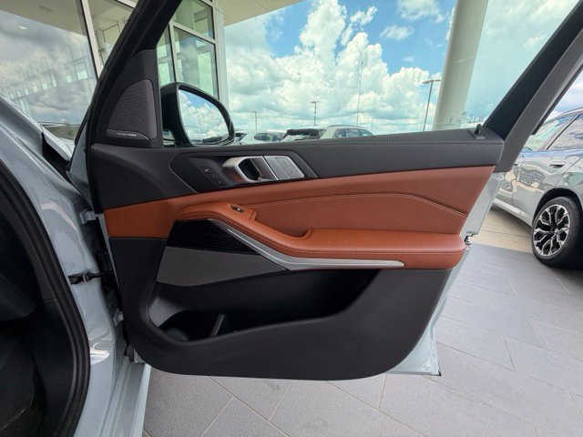 Used 2026 BMW X7 xDrive40i w/ M Sport Package AWD/4WD image 31