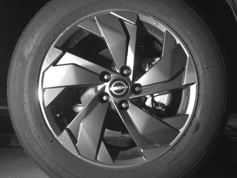 Used 2025 Nissan Rogue SV FWD image 13