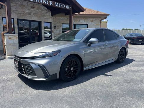 Used 2025 Toyota Camry SE w/ Convenience Package FWD image 1