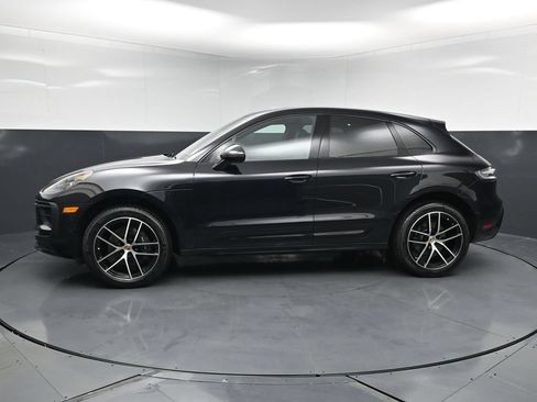 Certified 2025 Porsche Macan AWD/4WD image 2